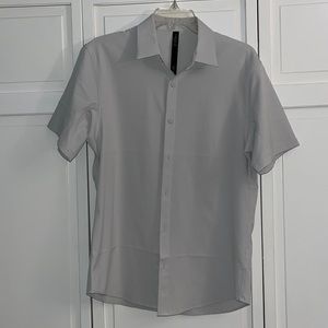 Lululemon Fitted Men’s shirt sleeve button up shirt. Size medium.